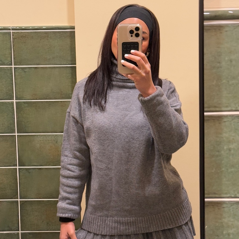 Chic Gray Mini Skirt with Timeless Appeal